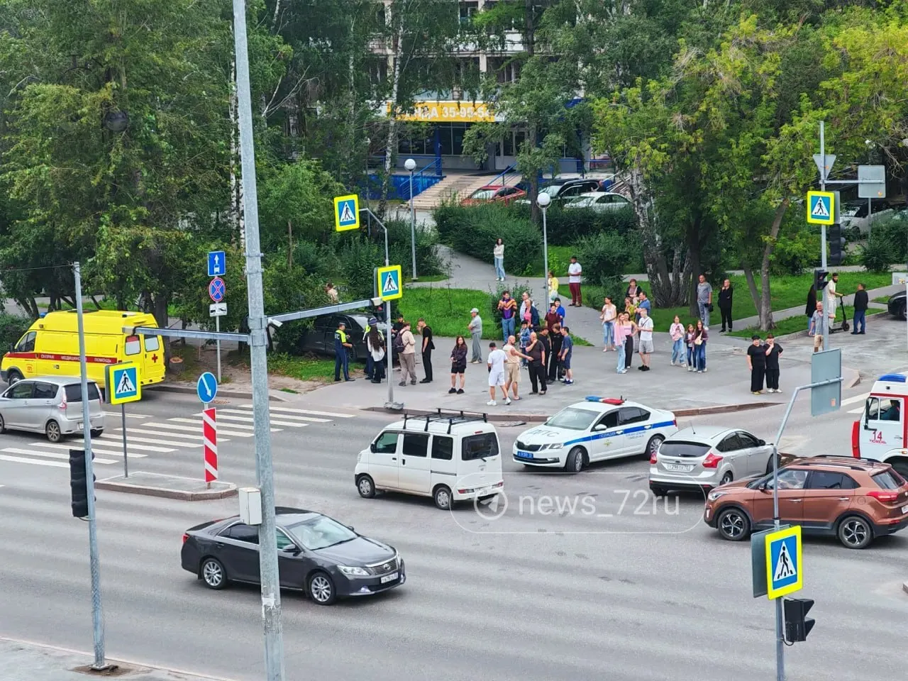 Вечером произошло столкновение двух автомобилей: один из них наехал на 27‑летнего пешехода. Пострадавшего осмотрели, оказали помощь и направили в ОКБ №2 на амбулаторное лечение.