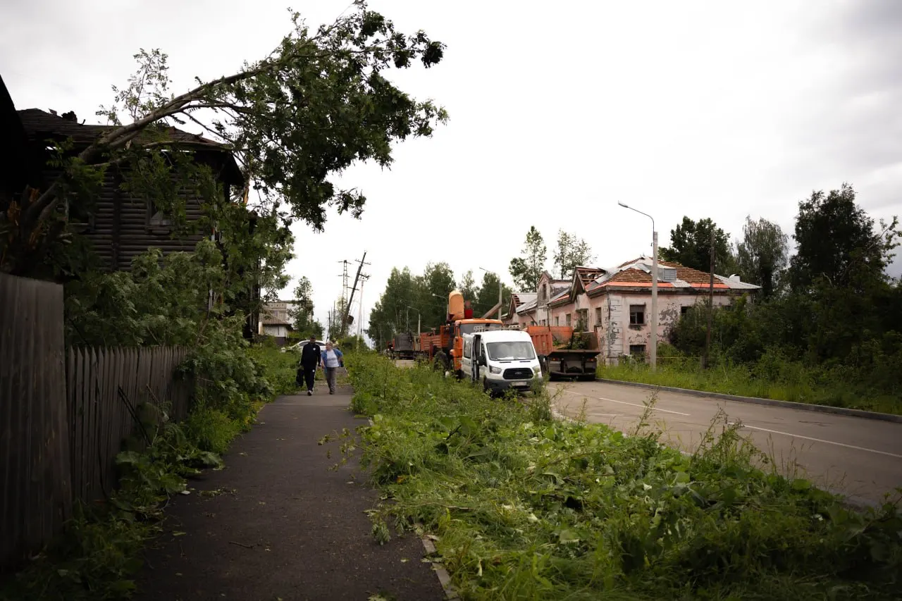 В Свердловской области завершили восстановительные работы после сильного шторма в Кушве: ремонтировали кровли частных домов и многоквартирников, вывозили поваленные деревья, а 28 семей получили сертификаты на жильё.