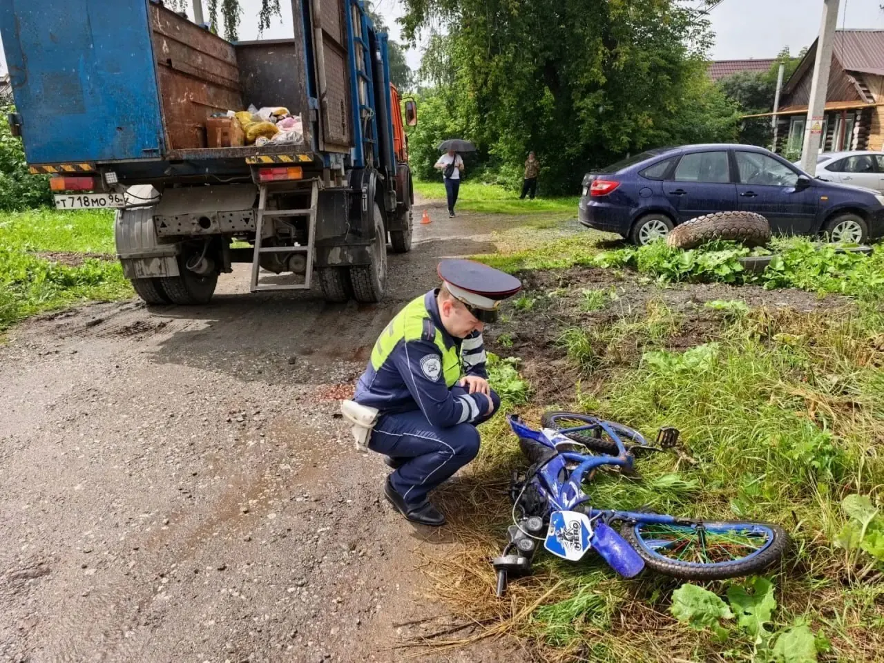 Ребёнок ехал без взрослых на велосипеде и упал под колёса грузовика; водитель не заметил падение, девочка погибла на месте.