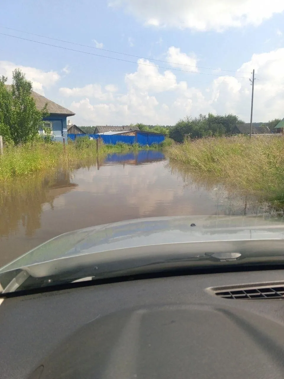 Река Ирень вышла из берегов: вода приближается к населённым пунктам Салаваты и Чайка, ситуация стремительно ухудшается.