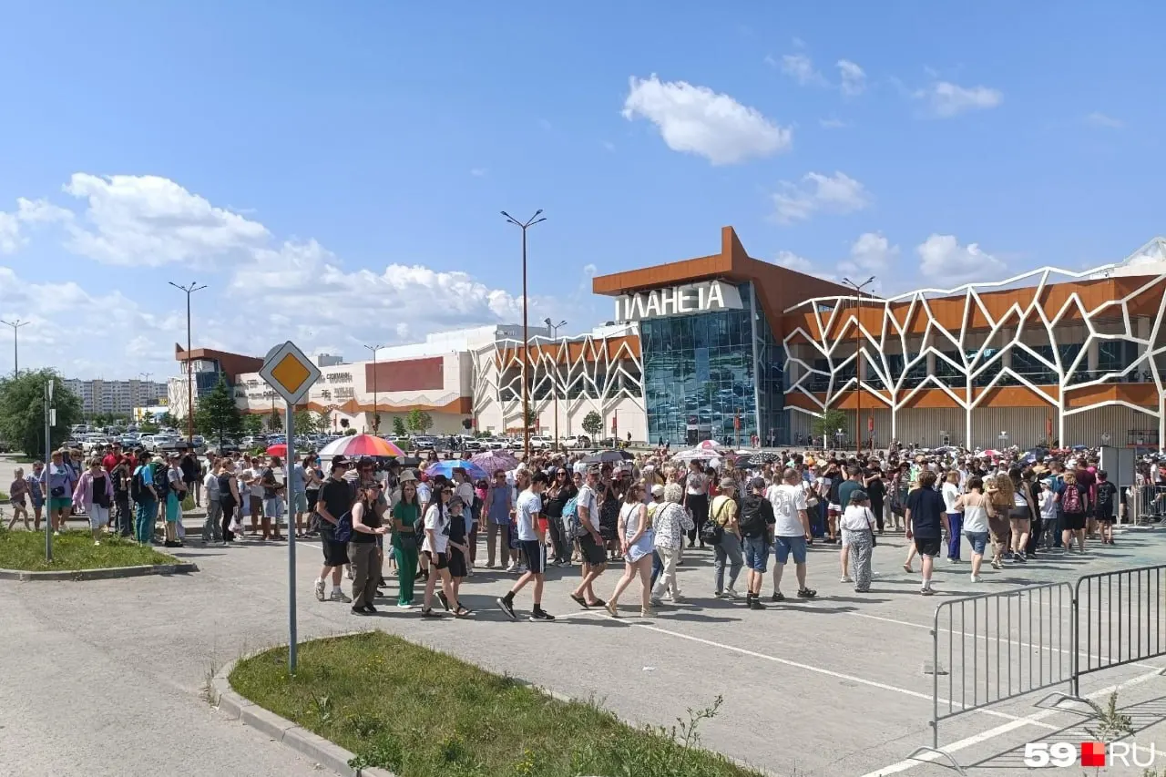 На аэродроме «Фролово» собрались длинные очереди: люди едут на авиафестиваль «Крылья Пармы». Программа продлится до 17:00, кульминация — пролет группы «Стрижи» на МиГ‑29.