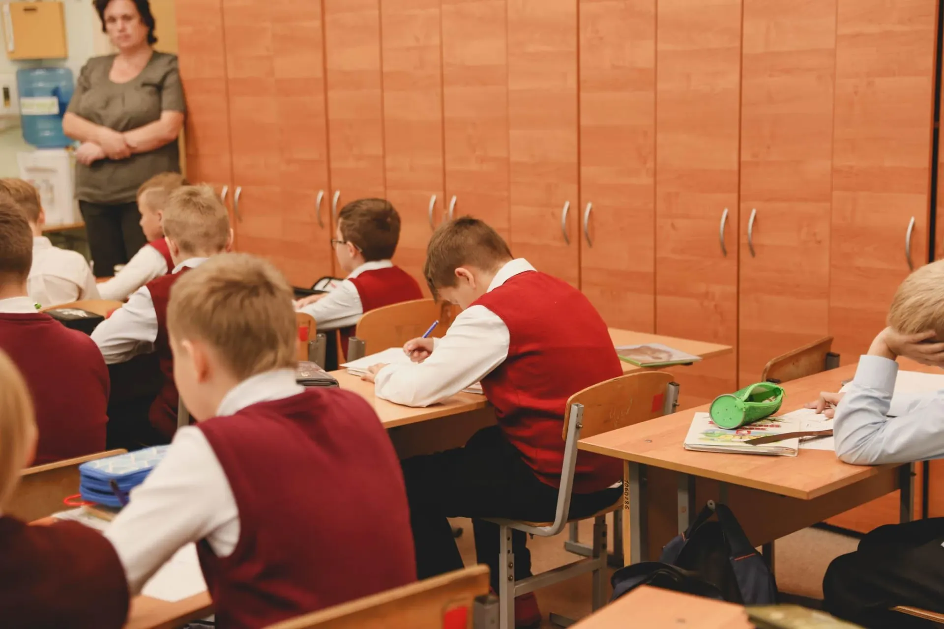 В ведомстве заявили, что отказываться от ЕГЭ по обществознанию не планируют; предмет будут изучать три года.