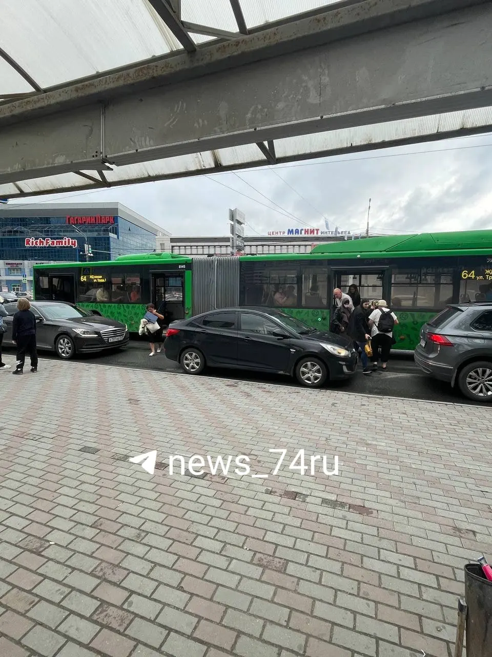 В Челябинске наблюдаются заторы у МФЦ, возвращение остановки на прежнее место и многокилометровые очереди на некоторых автозаправках. На некоторых станциях выдачу топлива ограничивают.