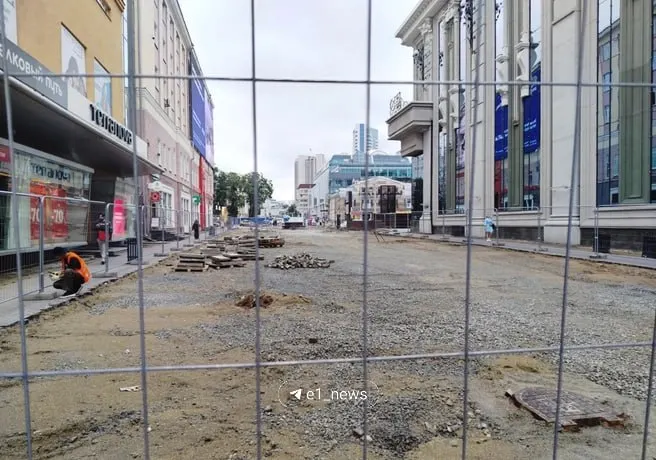 Участок Вайнера между улицами Ленина и Малышева планируют отремонтировать к началу осени. В рамках реконструкции меняют освещение, ливнёвую канализацию и устраивают новые водоотводы.