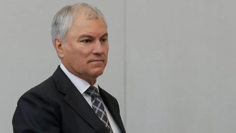 Спикер Госдумы заявил о необходимости развивать городской электротранспорт, а глава комитета по транспорту призвал водителей «потерпеть» из‑за очередей на АЗС. Кризис связан с ударами по топливной инфраструктуре: производство бензина сократилось примерно на 25%.