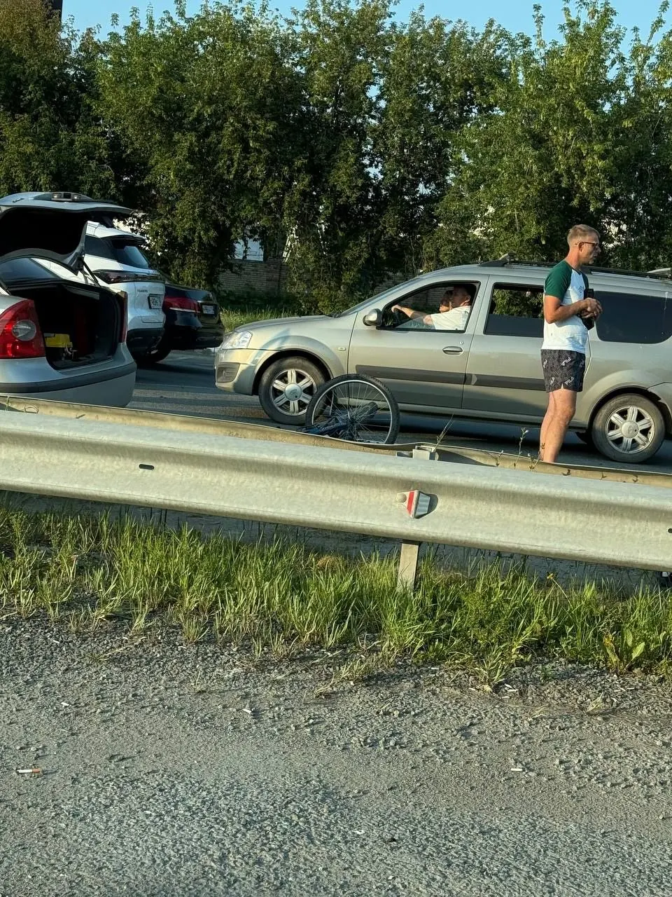 На место прибыли бригады скорой помощи и реанимации. Очевидцы утверждают, что пострадавший — молодой мужчина, возможное место наезда — пешеходный переход. Информацию уточняют в ГИБДД.