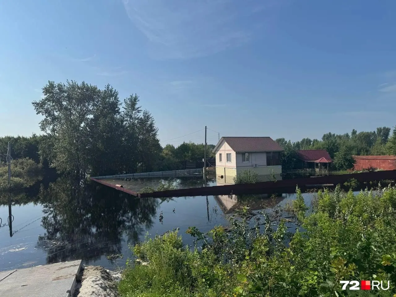 На улице Томская в районе ДОК вода начала затапливать подходы к домам: проезд закрыт, люди в форме складывают мешки с песком, в районе ощущается сильный запах.