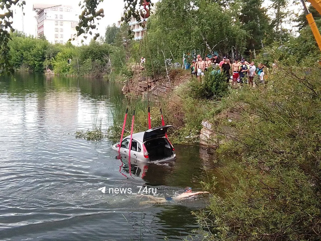 Автомобиль съехал со скалы в карьер — отдыхающие наблюдали подъём машины краном. По предварительным данным, пострадавших нет.