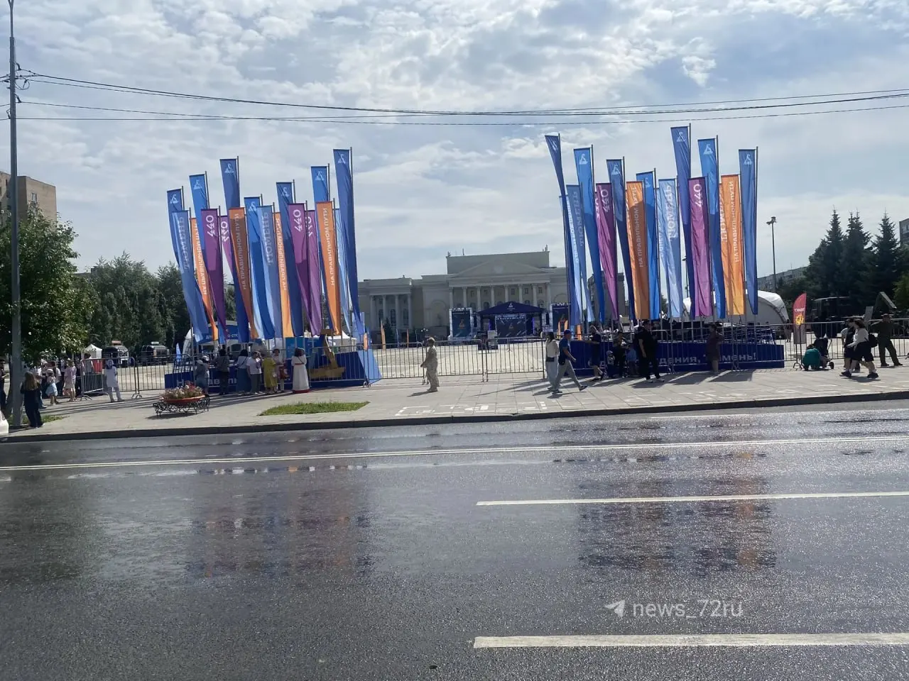 Перед началом концерта группы «Песняры» людей вывели с площади 400‑летия за ограждение; само выступление запланировано на 13:00, информации об отмене пока нет.