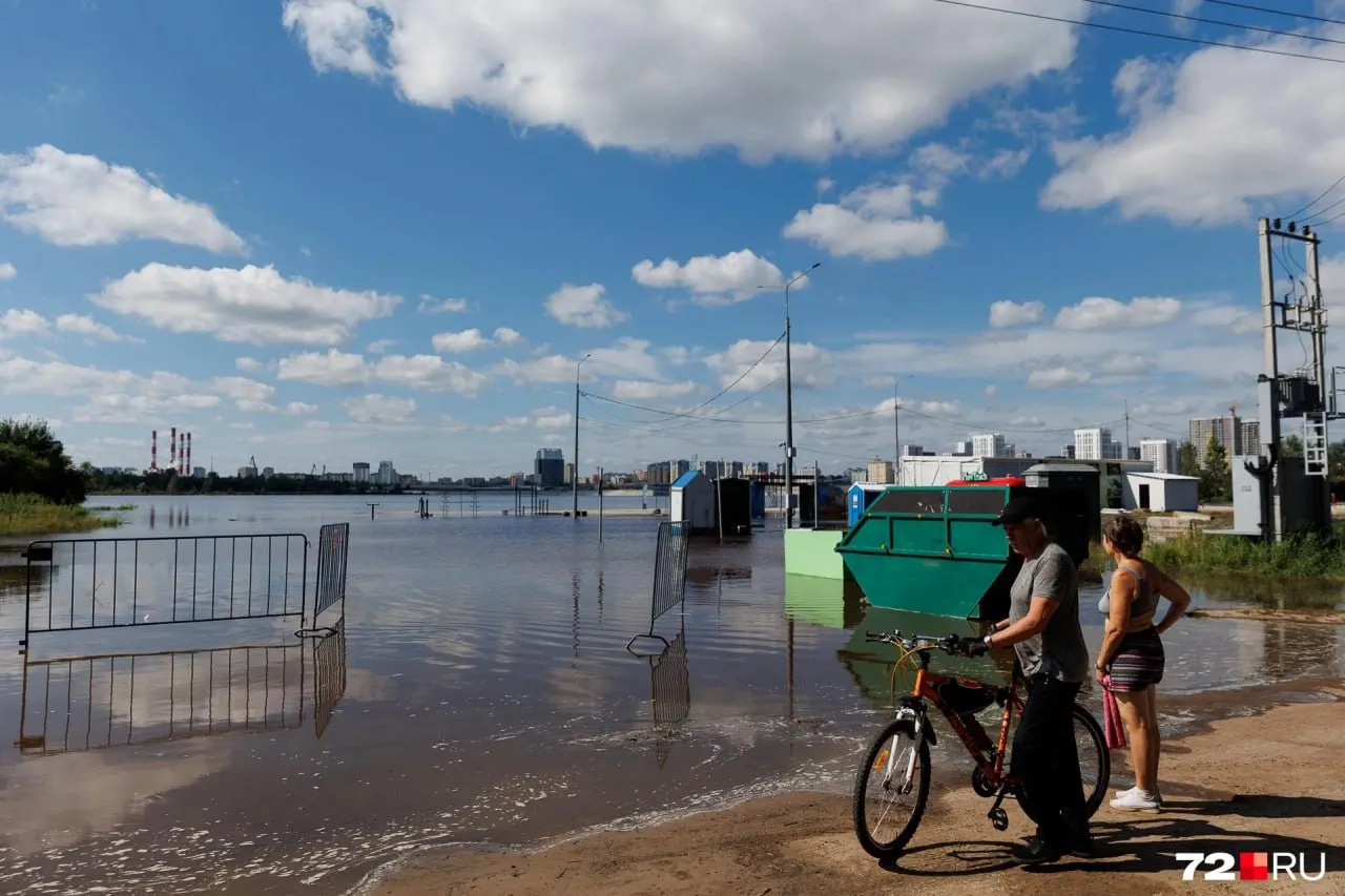 С 15 июля купание на пляже у озера Круглого запрещено из‑за подъёма воды. Несмотря на это, некоторые отдыхающие приходят на мелкие участки суши, но спасатели не допускают их в воду. Дата открытия пляжа не объявлена — ограничения действуют «до особого распоряжения».