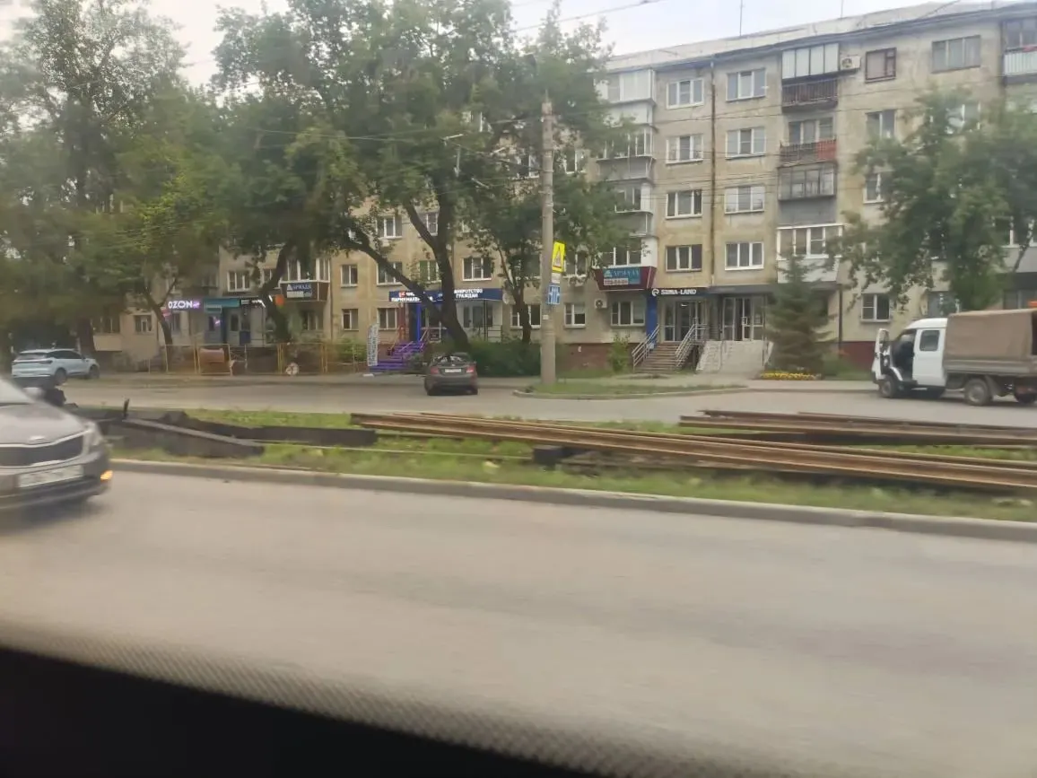 На участке улицы Гагарина временно остановлено движение трамваев: рабочие демонтировали рельсы в рамках планового ремонта путей. В Миндортрансе сообщили, что работы выполняет ЧелябГЭТ.