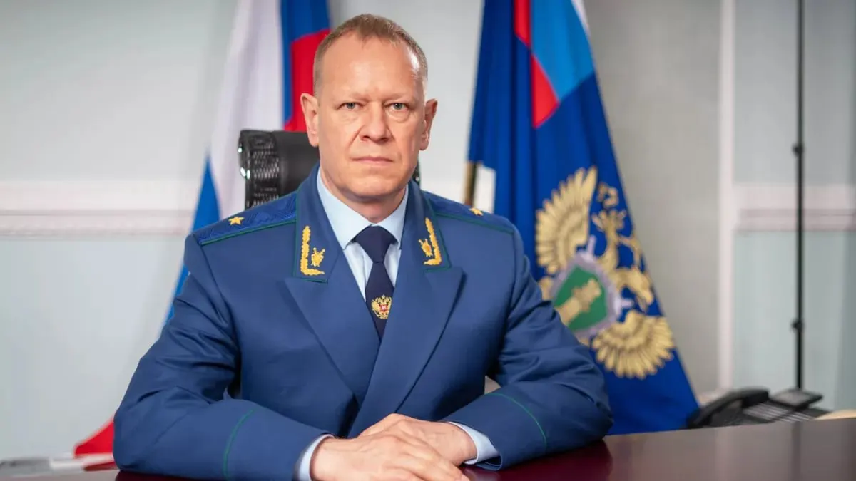 Президент направил в Совет Федерации кандидатуру Николая Рябова. Сенаторы проведут консультации 16 июля — после них решение о назначении примет президент. Рябов работает в прокуратуре с 1991 года, с 2024 года возглавляет управление Генпрокуратуры по СФО.
