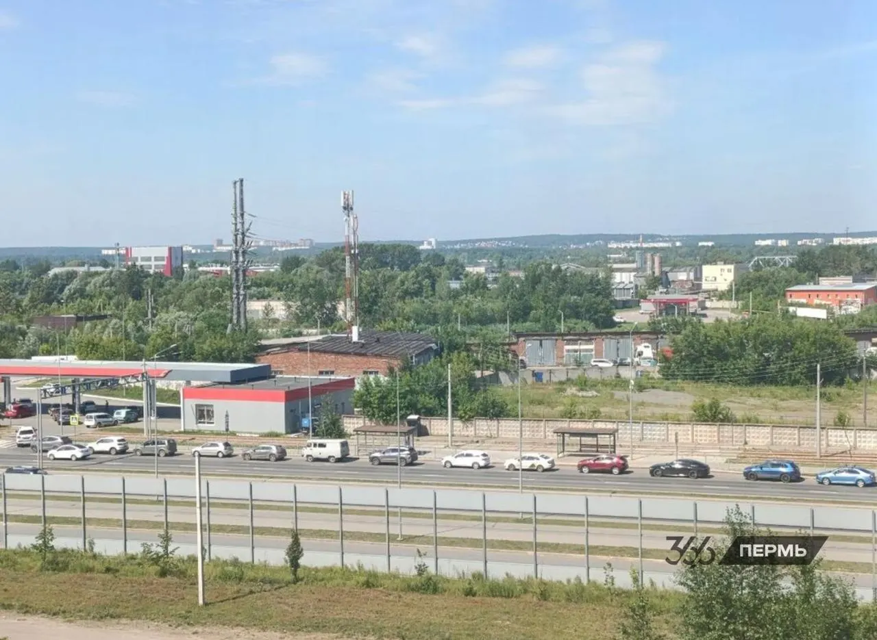 Жители Перми сообщают, что на некоторых автозаправках снизили выдачу топлива: теперь заправляют не более 10 литров в одну машину.