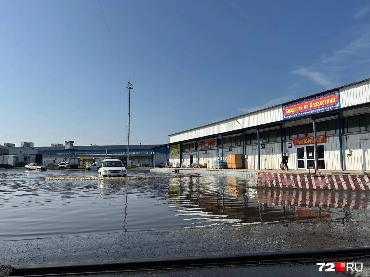 Вода накрыла торговые площадки на Барабинской — откуда пришло подтопление пока неизвестно, близлежащие участки остаются сухими.