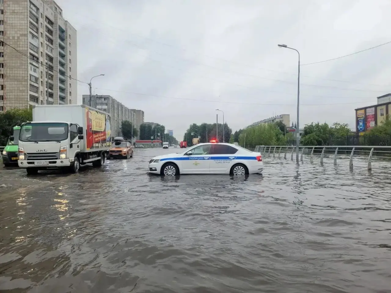 На участке от ул. Пермякова до ул. Олимпийской временно прекращено движение. На месте работает наряд ДПС, объезд — по Пермякова, Широтной и Олимпийской.