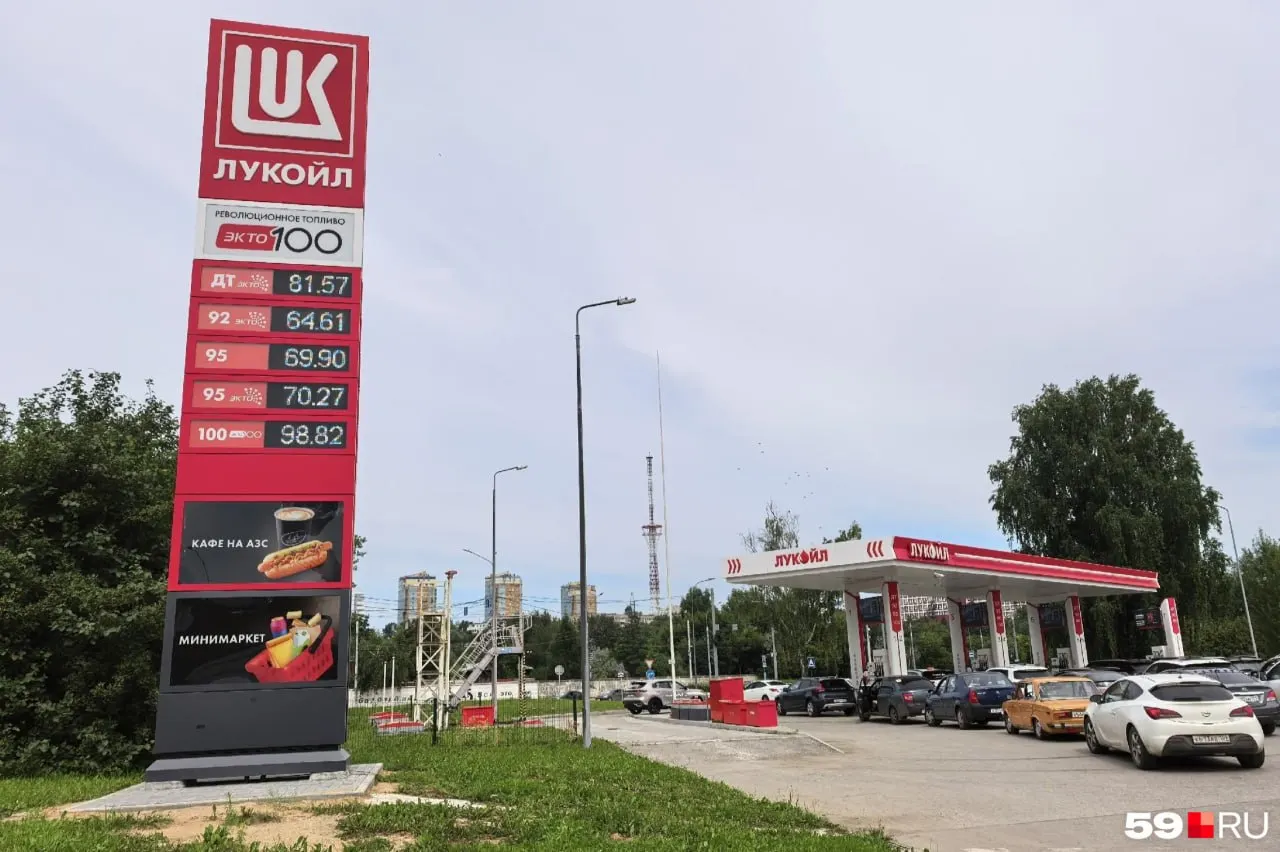 Анализ поведения автовладельцев на пермских АЗС показал: 42% берут менее 30 литров, каждый пятый — меньше 20 литров; некоторые покупают всего 2–5 л.