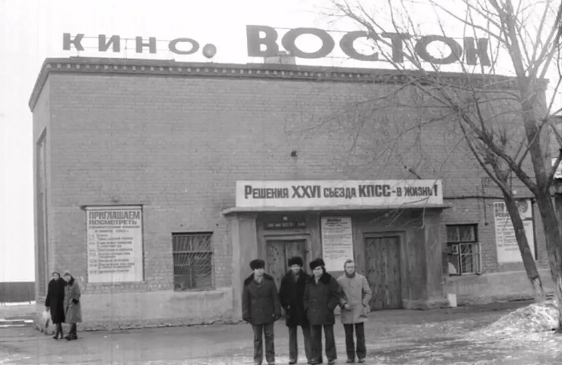 Заброшенное здание бывшего кинотеатра «Восток» на берегу озера Смолино выставили на продажу. Рассказываем о его истории: открытие в 1945 году, перестройка в 1970-х и закрытие в конце 1980-х.