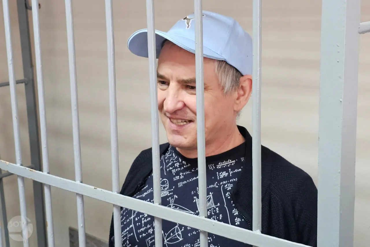 Суд в Екатеринбурге признал Алексея Соколова виновным по статье о повторной демонстрации экстремистской символики и назначил два года принудительных работ с удержанием 15% от дохода.