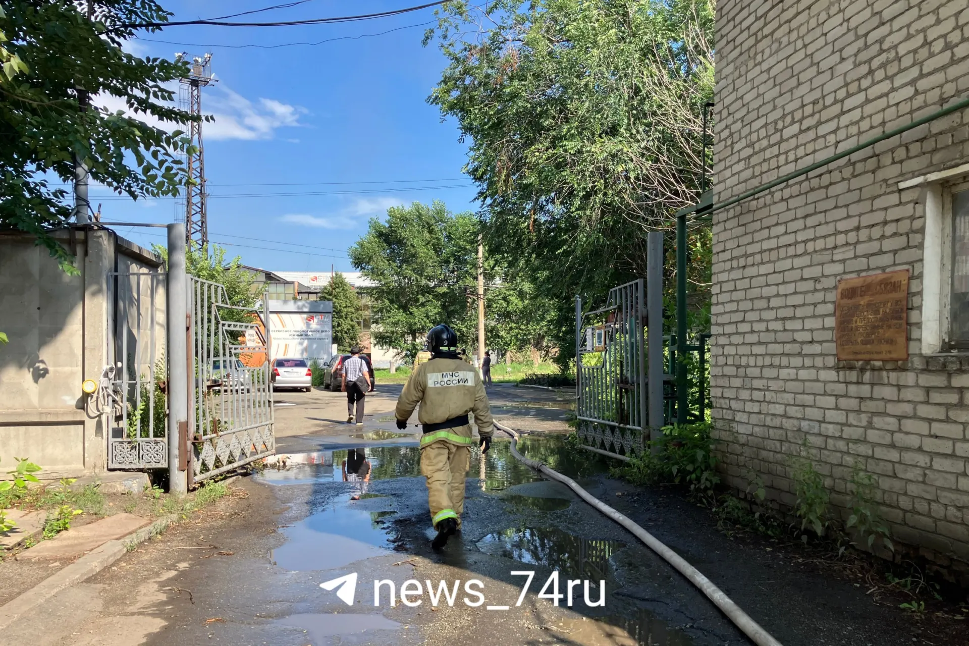 Возгорание произошло в двухэтажном здании на улице Красноармейской — люди самостоятельно покинули здание, на месте работают пожарные, детали уточняются.