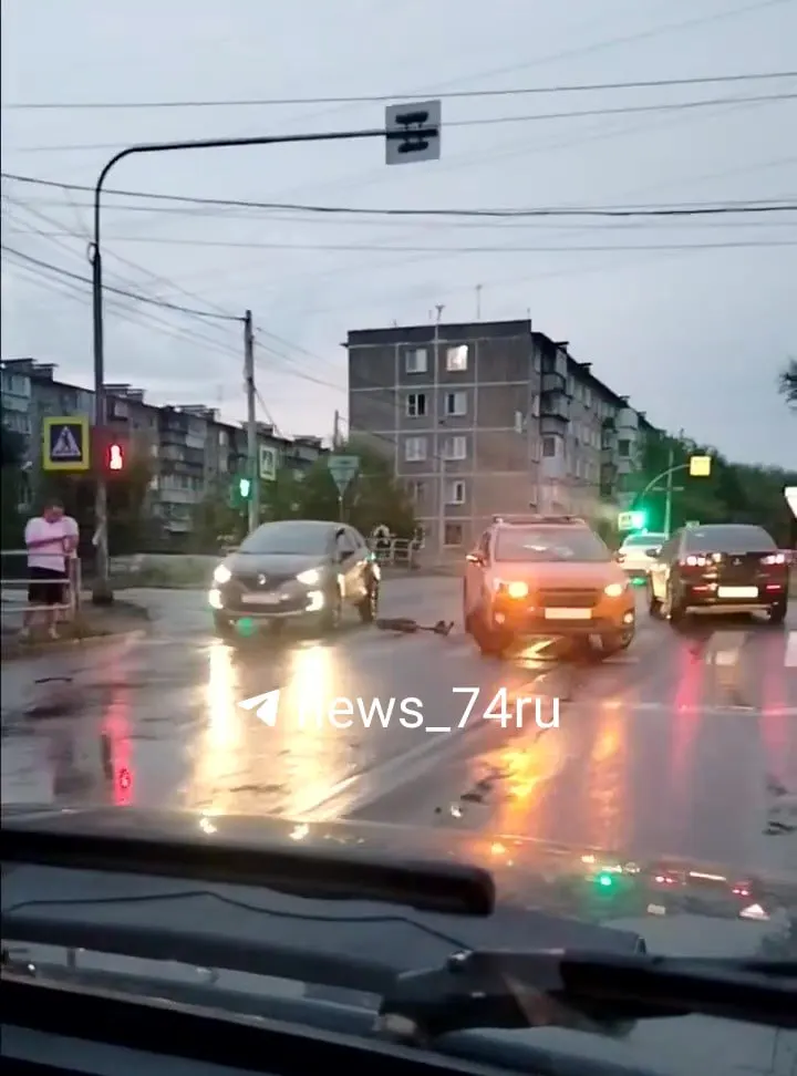 ДТП вечером на перекрёстке Барбюса и Гончаренко: мужчина получил травмы, обстоятельства происшествия выясняют в ГИБДД.