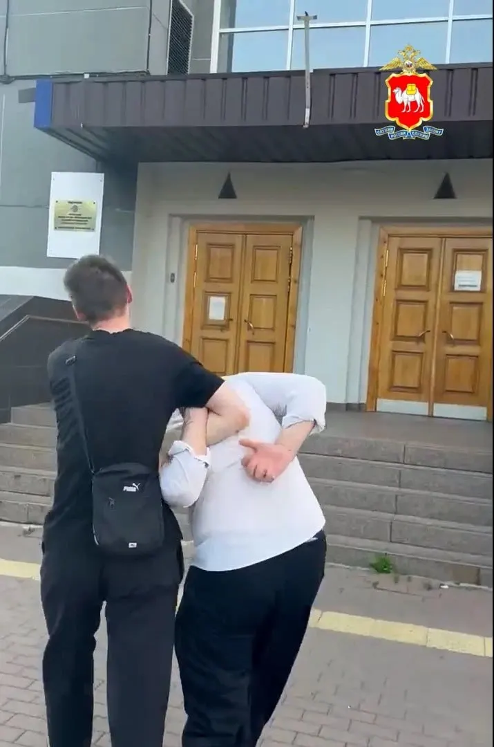 Полиция задержала молодого человека, который поджёг свой паспорт в баре на Кировке. В отношении него возбуждено уголовное дело по статье 329 УК РФ — о надругательстве над государственными символами.