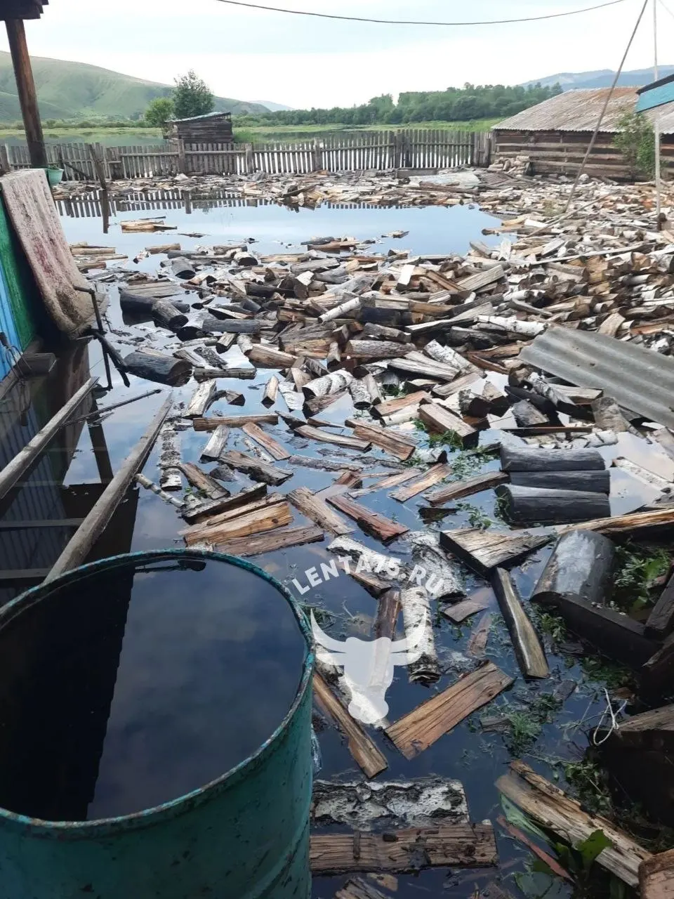 В Забайкальском крае из-за разлива реки подтоплено село Дунаево и участки в Чите; регион предлагает помощь Свердловской области, где ситуация сложнее.