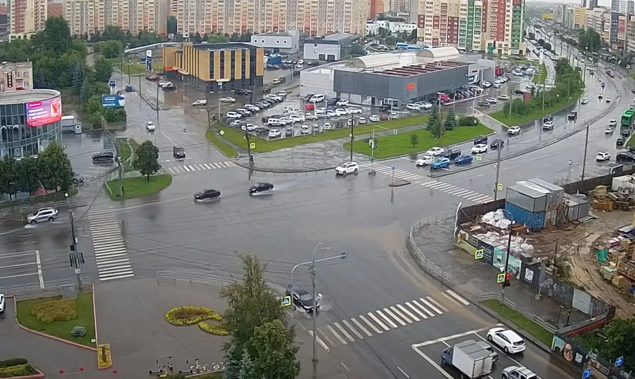 В центральных районах продолжается сухая погода, тогда как на Северо‑Западе прошли сильные дожди — на дорогах появились лужи. Просим сообщать о возможных подтоплениях в комментариях.