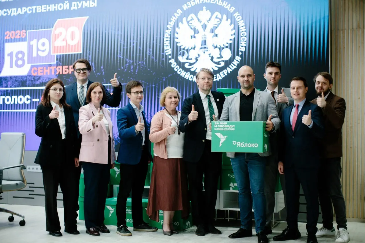 Центральная избирательная комиссия зарегистрировала федеральные списки партий «Яблоко» и «Родина», у нескольких кандидатов выявлены вопросы по гражданству и месту проживания; жеребьёвка распределения эфира запланирована на 5 августа.