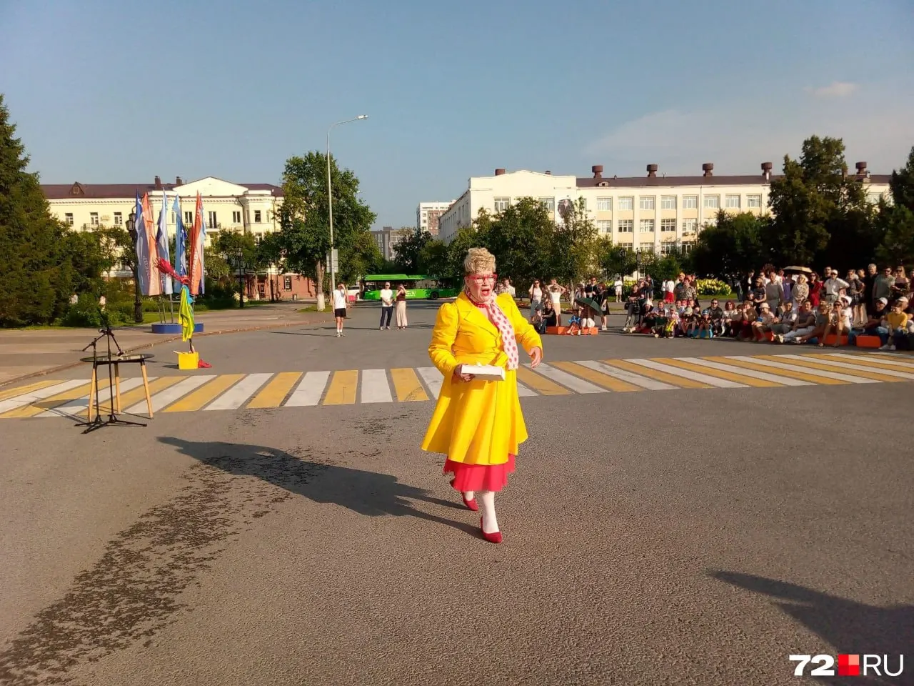 Фестиваль уличных театров «Энергия улиц» собрал артисты и гостей у здания правительства Тюменской области: выступили две труппы из Москвы, проходит мастер‑класс по вальсу от чемпиона мира.