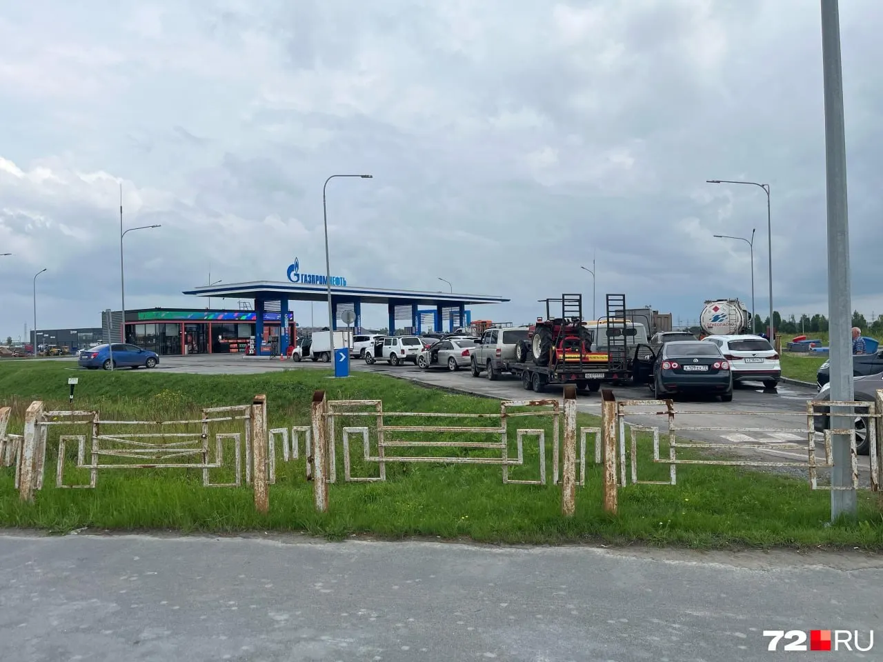 На развязке Тобольского тракта возле Антипино у бензоколонки выстроилась большая очередь, тогда как метановая станция работает спокойно. Водители отмечают удобство расположения и невысокую цену — 26,40 рубля за кубометр.