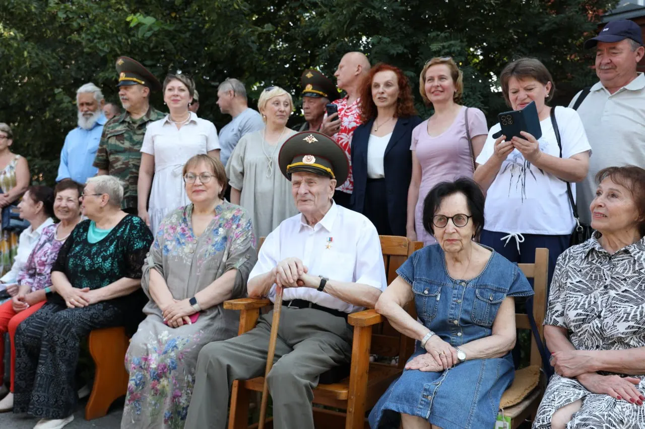 Легендарный врач-нейрохирург, долгие годы руководивший областным госпиталем для ветеранов и возглавлявший общественный совет, отмечает 90‑летие. В день рождения к нему пришёл торжественный караул.