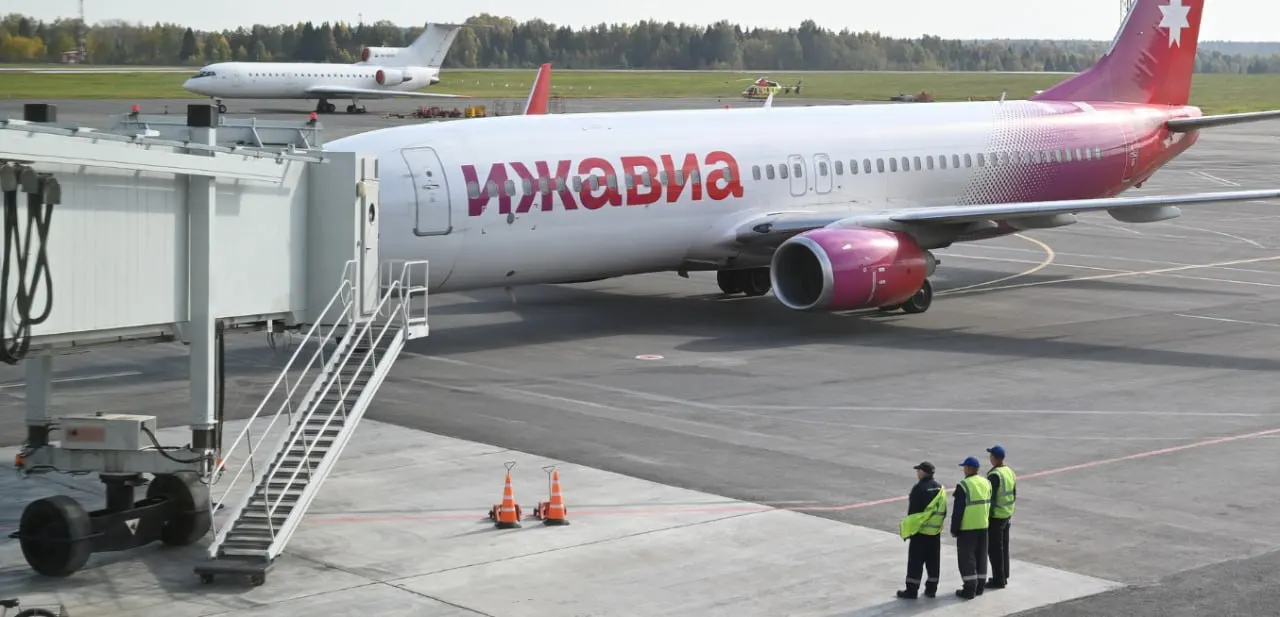 Росавиация в 09:25 сообщила о временных ограничениях на приём и выпуск воздушных судов в аэропорту Ижевска. Аналогичные меры введены в аэропорту Кольцово в Екатеринбурге; ранее утром в Удмуртии объявили сигнал «Беспилотная опасность».