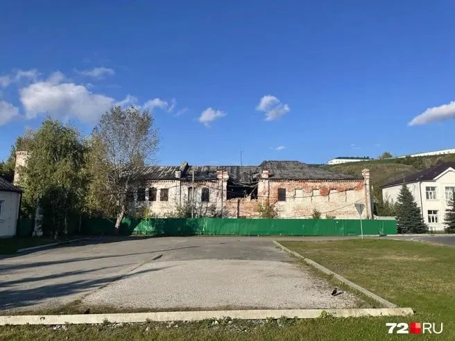 Городской департамент требует расторжения договора купли‑продажи двух объектов культурного наследия в Тобольске. Ответчик — компания, связанная с уральским бизнесменом; предварительное заседание назначено на 2 сентября.