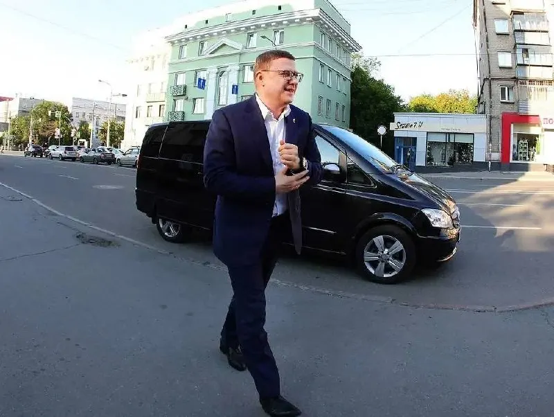 Губернатор Челябинской области Алексей Текслер задекларировал 23,9 млн рублей дохода, банковские счета на 114 млн и бумаги примерно на 30 млн; в декларации — квартиры в Москве и на Кипре, в Челябинской области жилья не указано.