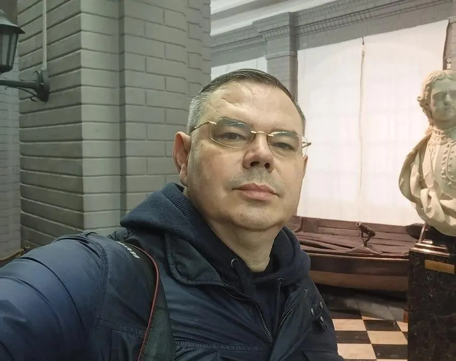 Первое закрытое заседание состоялось 20 июля. Подсудимый, который находится в СИЗО более года, отрицает вину; следующее заседание назначено на 8 сентября.