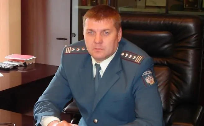 Сергей Логинов, объявленный в международный розыск, после возвращения из Дубая сдался и содержится в СИЗО‑7 по делу о коррупции; заочно его арестовали в 2025 году.