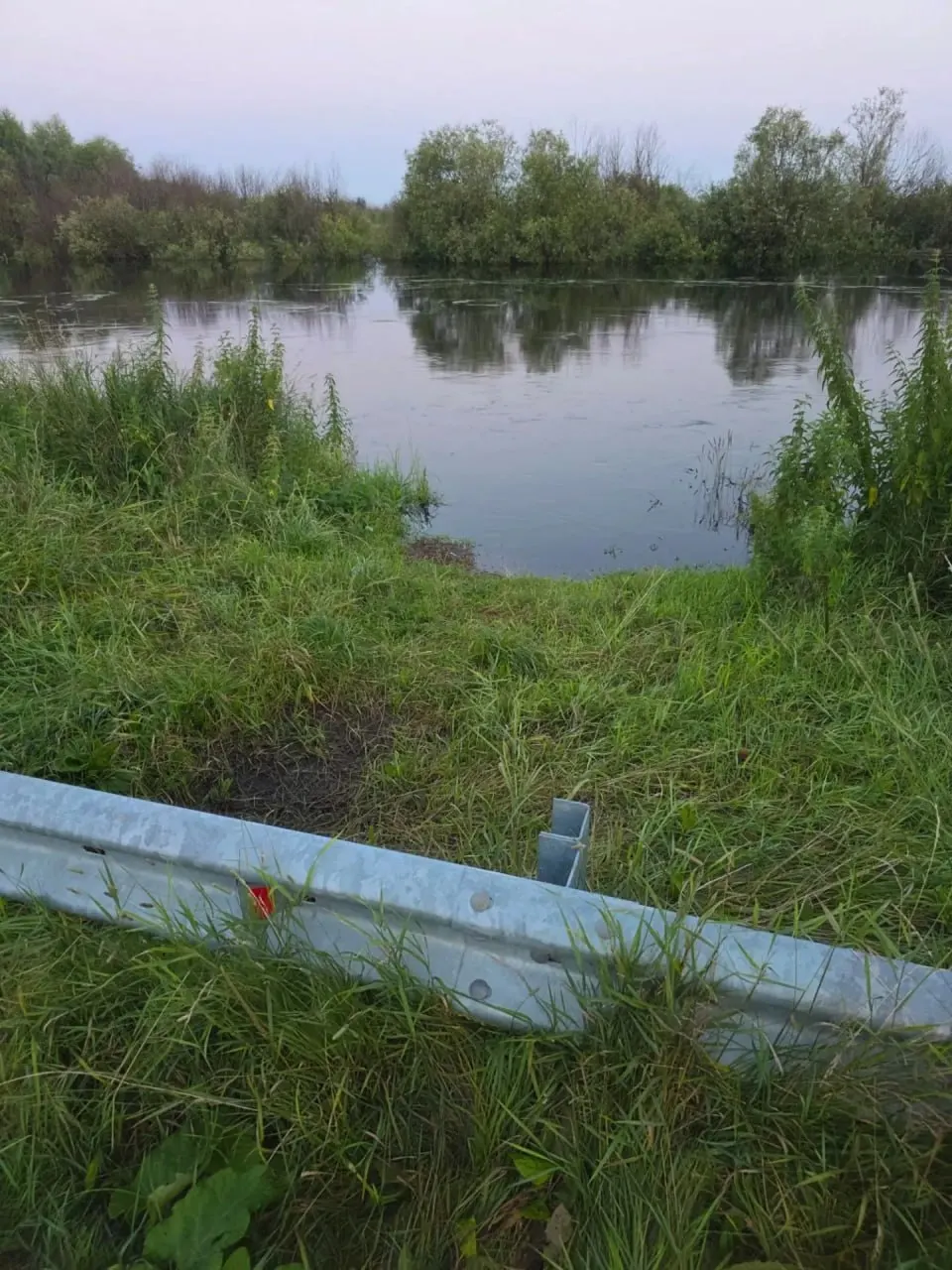 Проезд по участку от села Успенка до деревни Чаплык перекрыт: вода из реки Пышма вышла на трассу, подрядчики устанавливают знаки «Движение запрещено».
