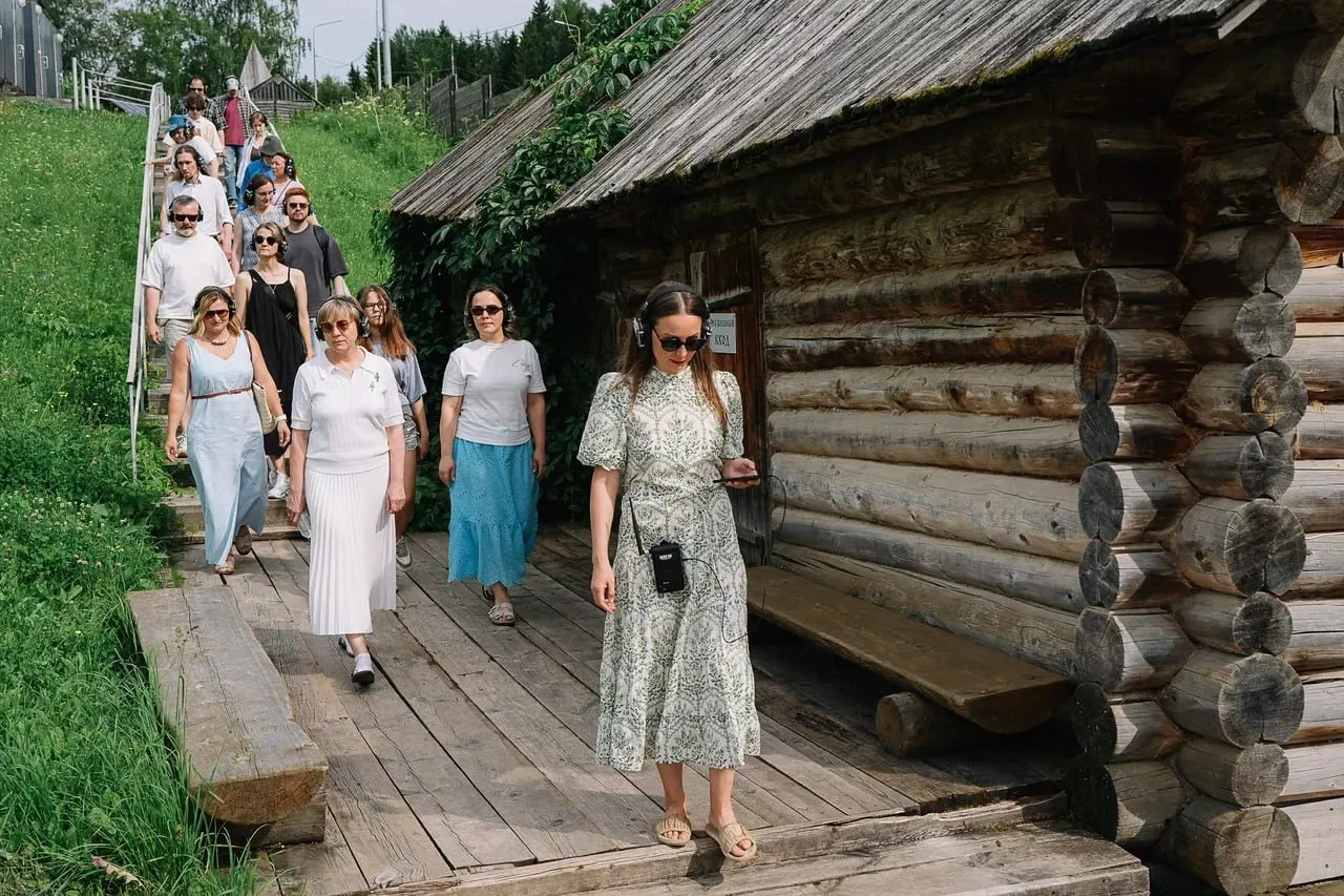 С 5 по 22 августа в музее «Хохловка» состоится фестиваль «Город встреч»: пять аудиоспектаклей‑променадов по мотивам постановки «По Солнцу». Некоторые даты предполагают встречу заката на сапбордах или в народном хороводе; организован трансфер и небольшой гастрономический комплимент. Посетители до 18 лет — только в сопровождении взрослых.