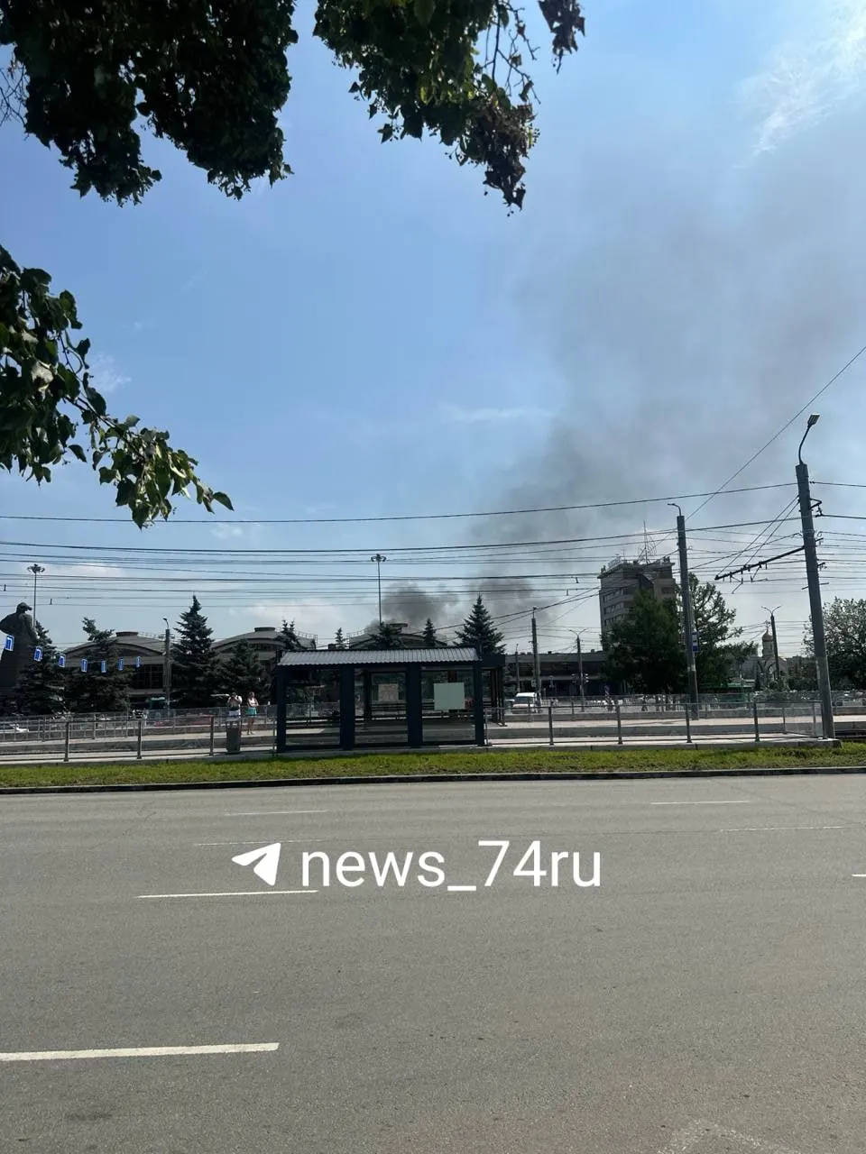 Очевидцы сообщают о пожаре автобуса в районе вокзала Челябинска. Информацию уточняют в МЧС; о пострадавших пока не известно.