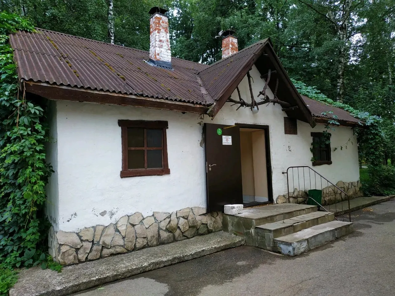 Туалет в муниципальном здании на улице Сибирская, 43 (55,8 м²) выставлен на торги со стартовой ценой 51 300 рублей; заявки принимают до 22 июля.
