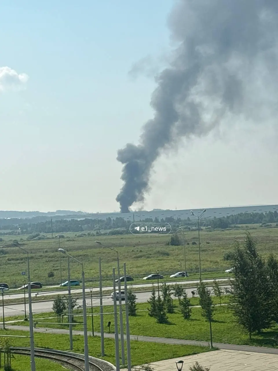 В районе Полеводство возле складского комплекса маркетплейса зафиксировано сильное задымление. Запрошены комментарии у пресс-службы маркетплейса и МЧС, подробности пока уточняются.