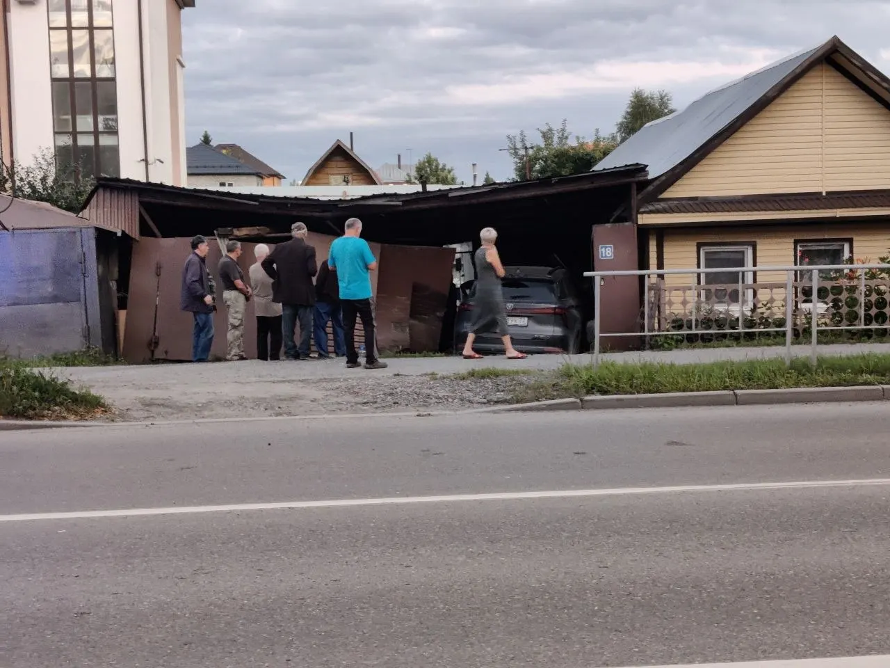 Автомобиль пробил ограду и врезался в пристройку дома на улице Молодёжной; водитель жив, серьёзных травм не зафиксировано.