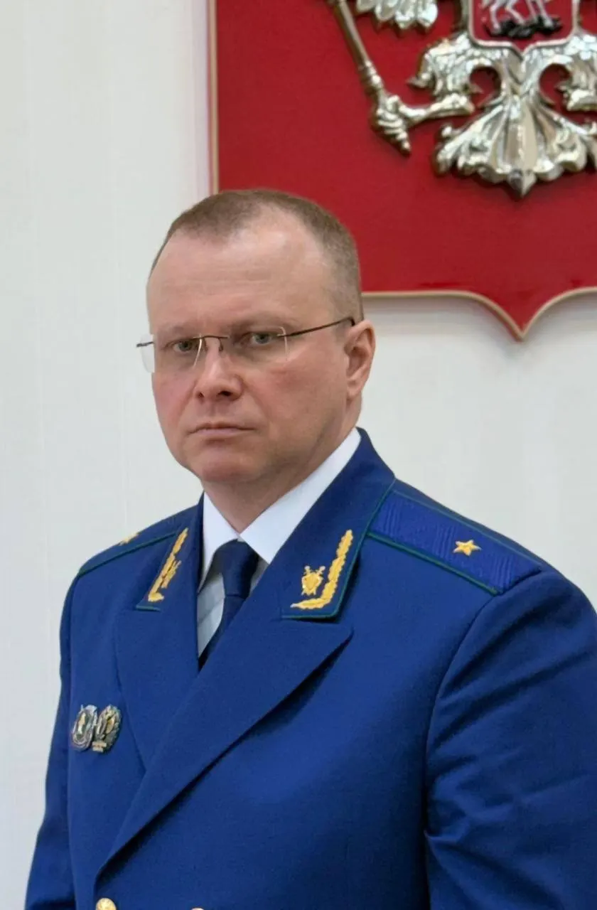 Президент назначил Бориса Анатольевича Новикова прокурором Мурманской области. Он работает в органах прокуратуры с 2001 года и занимал руководящие должности в региональных управлениях и городских прокуратурах.