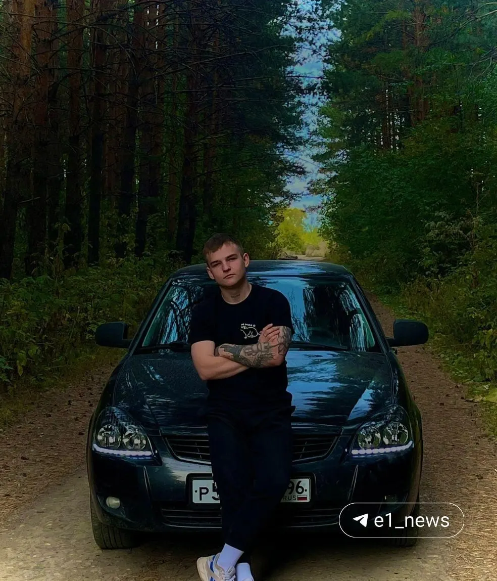 Пассажир квадроцикла, 22‑летний Никита, погиб после столкновения с ограждением на ЕКАД. Водитель задержан, проводится расследование.