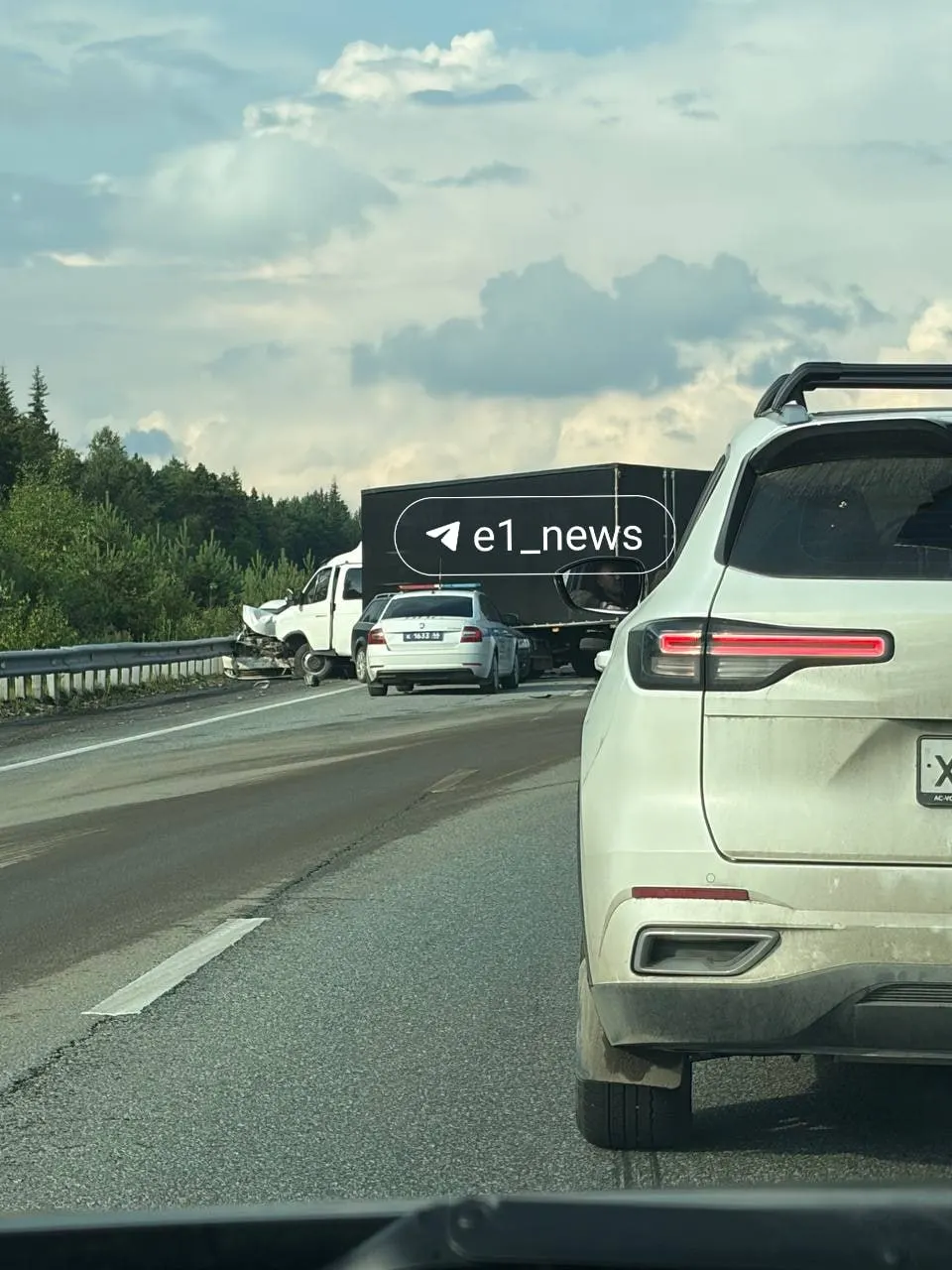 На Екатеринбургской кольцевой автодороге произошло ДТП. По данным Госавтоинспекции Екатеринбурга пострадавших нет, на месте работают инспекторы. Водителей просят соблюдать осторожность.