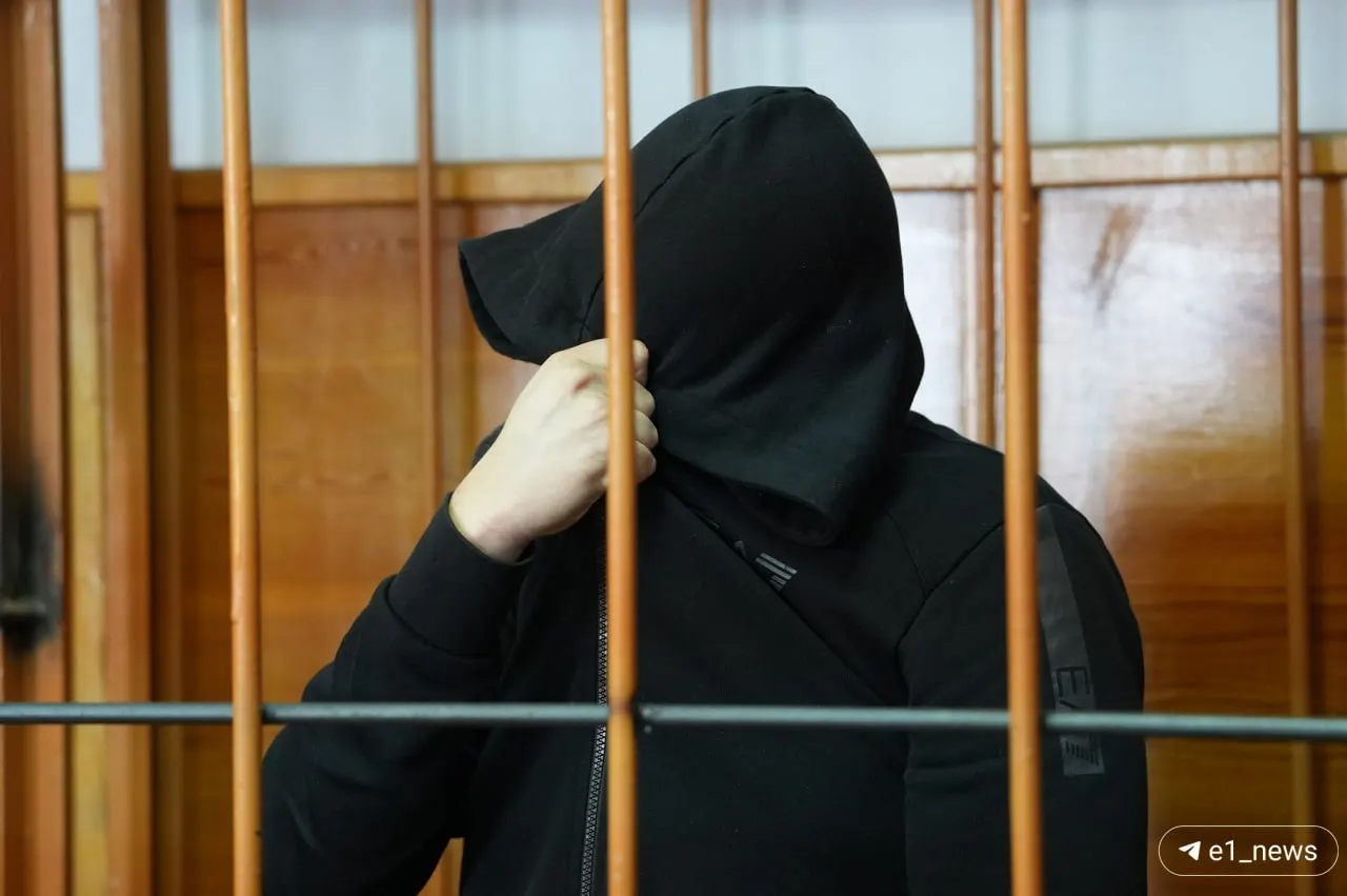 25‑летнему Дмитрию Гаренских предъявили обвинение по делу о ДТП на Космонавтов: Toyota выехала на встречную полосу и столкнулась с BMW. В аварии погибла женщина, её полуторагодовалый сын получил тяжёлые травмы.