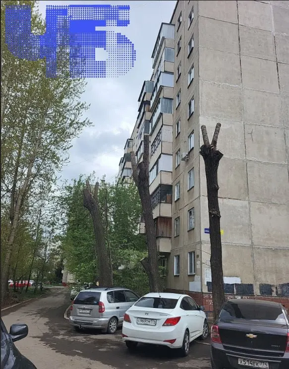 В доме №68А на улице Молодогвардейцев в Челябинске горячую воду отключили 20 мая. В жильцах — ветераны и люди с инвалидностью — жалуются на бездействие управляющей компании и просят вмешаться надзорные органы и администрацию.