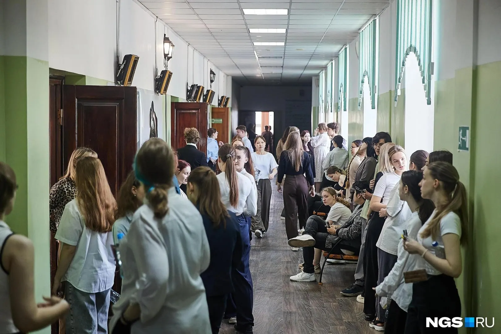 После 9-го класса ученикам обязаны предоставить место в 10-м, даже если они не прошли в профильный набор. В Челябинске вместо планируемых 6157 мест открыли 6921; школы могут добавить классы до 5 сентября.