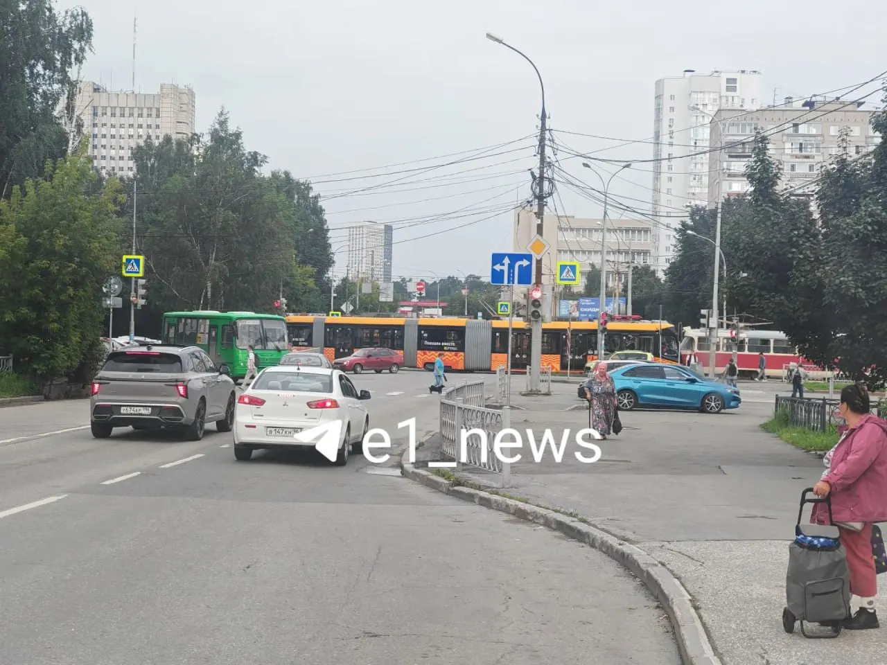 В Екатеринбурге на улице Волгоградской возле 40-й больницы один из трамваев сошел с рельсов: из‑за инцидента образовалась пробка, пассажиров просят выбрать другой транспорт.