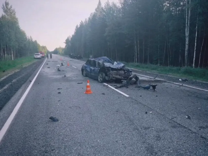 Утром 19 июля на 351-м километре трассы «Югра» в Советском районе произошла лобовая авария: погибли оба водителя и пассажир. По предварительным данным, один из автомобилей выехал на встречную полосу.